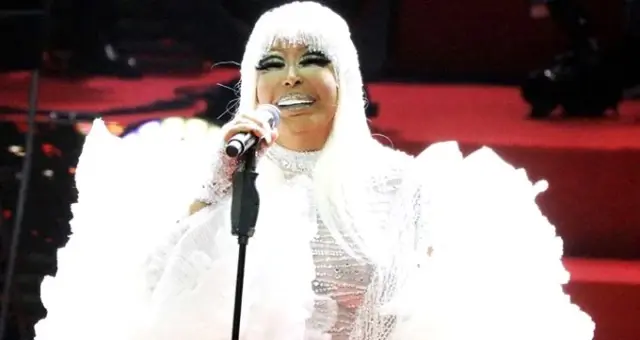 Bülent Ersoy, konserine gelen nişanlı adama göz koydu Bülent Ersoy, konserine gelen nişanlı adama göz koydu