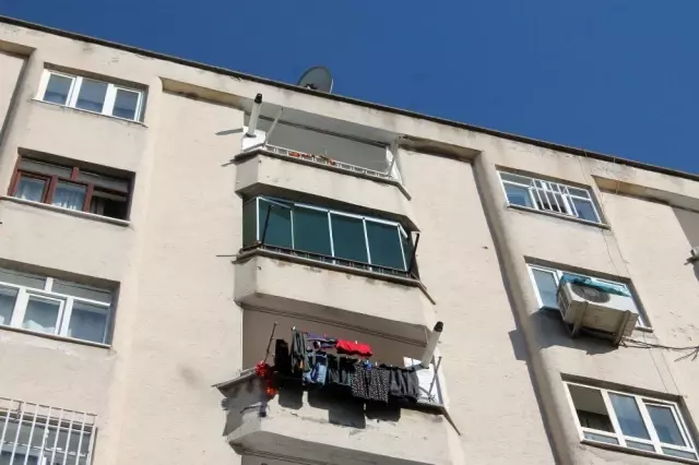 Diyarbakır'da balkon camı tost yiyen gencin kafasına düştü