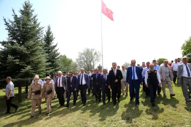 Dumlupınar'da dev Türk bayrağı göndere çekildi Dumlupınar'da dev Türk bayrağı göndere çekildi