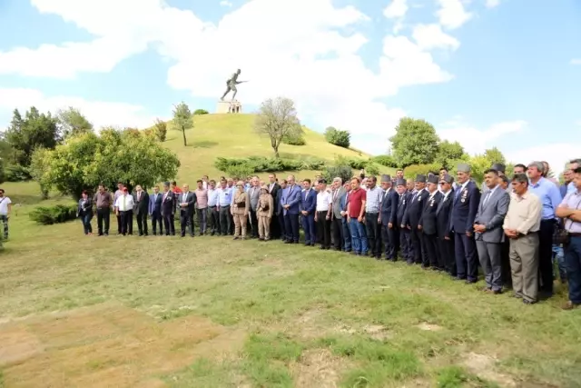 Dumlupınar'da dev Türk bayrağı göndere çekildi Dumlupınar'da dev Türk bayrağı göndere çekildi