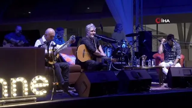 Emre Altuğ ile Grup Gündoğarken Akmerkez'de binleri ağırladı Emre Altuğ ile Grup Gündoğarken Akmerkez'de binleri ağırladı