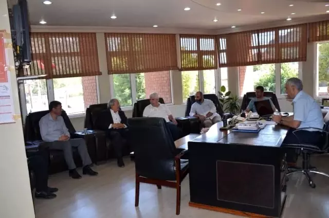 Eski Belediye Başkanı Sakallı'dan Başkan Yaman'a ziyaret Eski Belediye Başkanı Sakallı'dan Başkan Yaman'a ziyaret