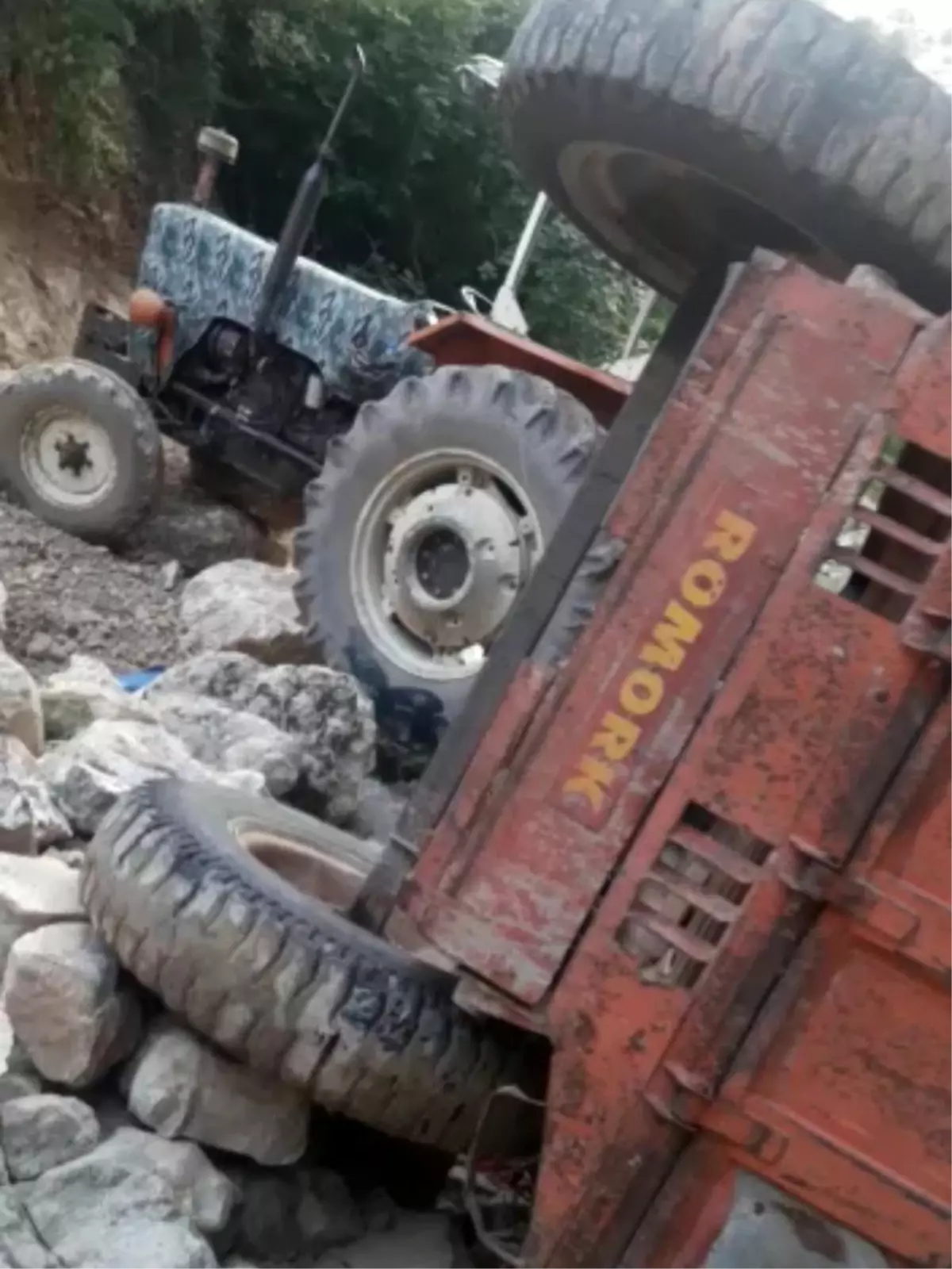 Freni Patlayan Traktor Dereye Yuvarlandi 1 Olu 3 Yarali Haberler