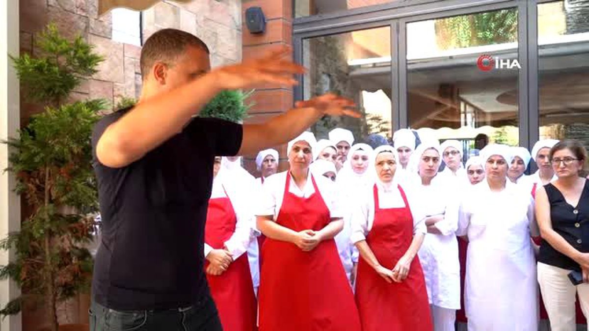 Kadın çalışanlar erkek şiddetine karşı kickboks öğreniyor