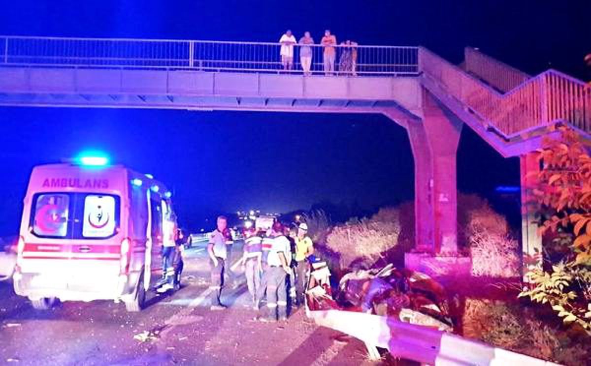 Tekirdağ'da otomobil bariyerlere çarptı: 1 ölü, 2 yaralı