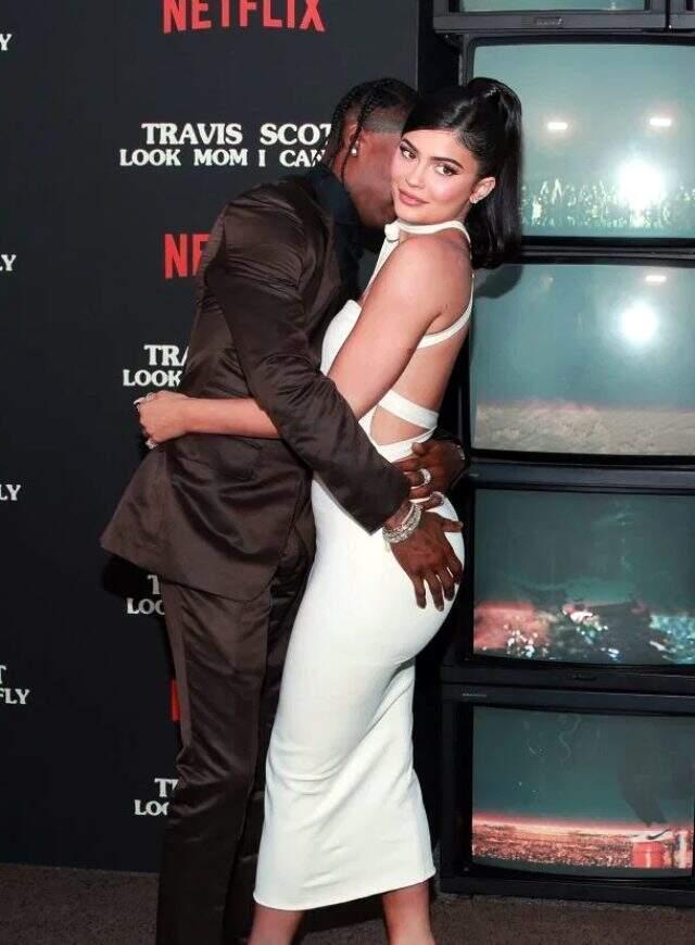 Travis Scott'ın, kız arkadaşı Kylie Jenner'a yaptığı hareket galaya damga vurdu