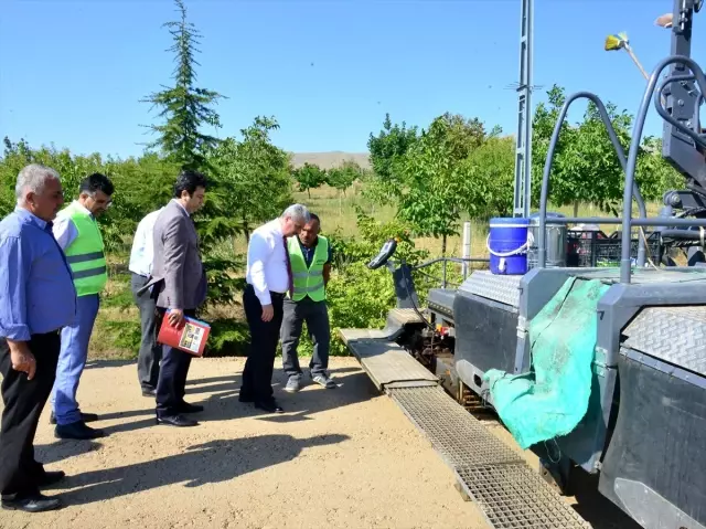 Vali Akın, köy yollarındaki çalışmaları inceledi