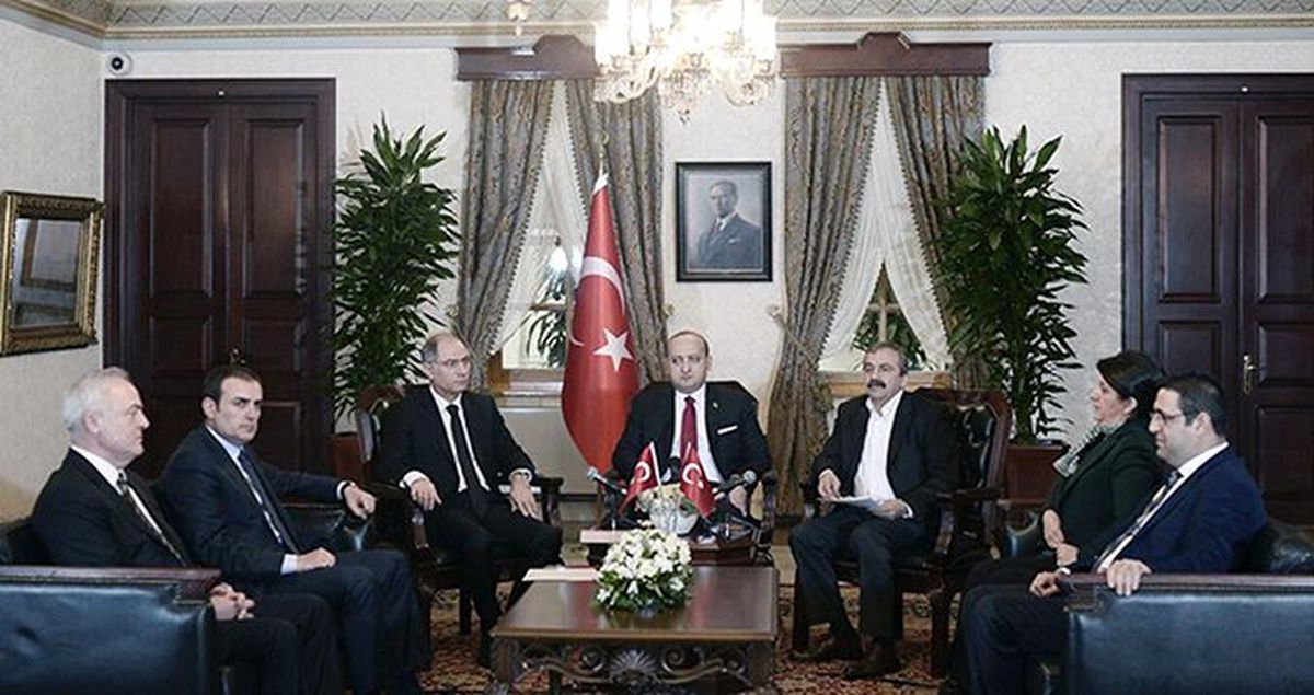 'Erdoğan Dolmabahçe toplantısındaki oturma planı A4'e çizdi' haberi yalanlandı