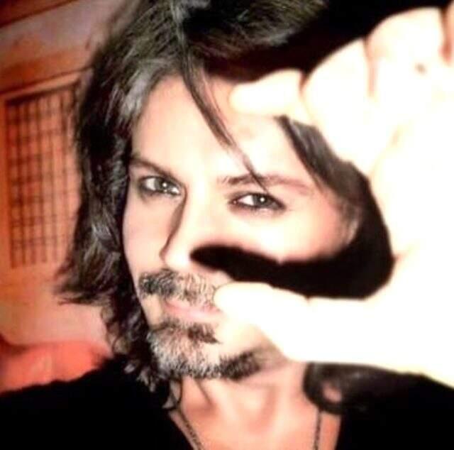 Gönül yazar kendisinden 32 yaş küçük olan yönetmen Rüzgar Mağden ile aşk yaşıyor