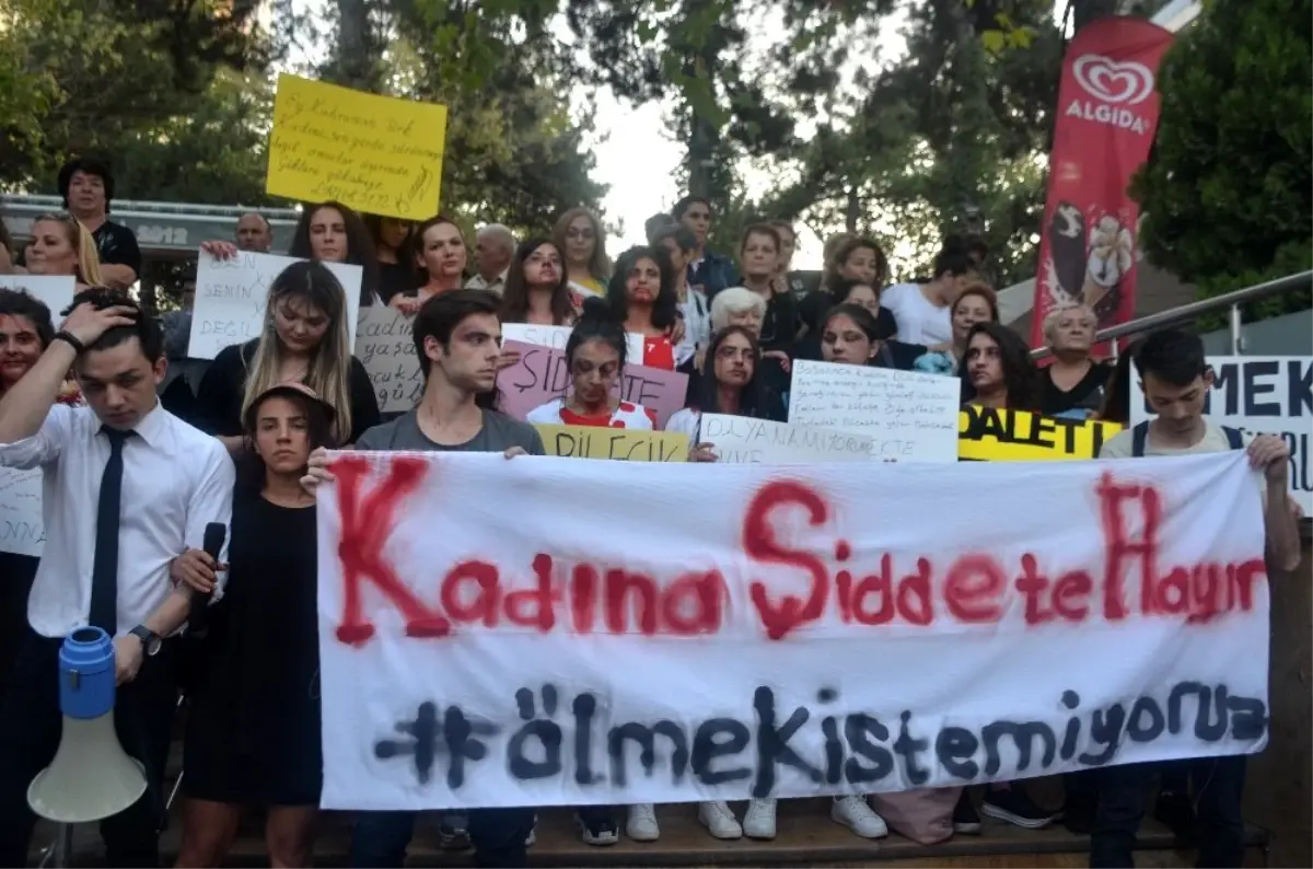 Kadın cinayetlerine boyalı protesto