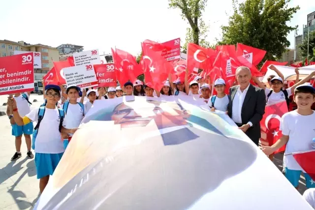 Küçükçekmece'de 97. yılına özel 97 metre uzunluğunda dev resim etkinliği