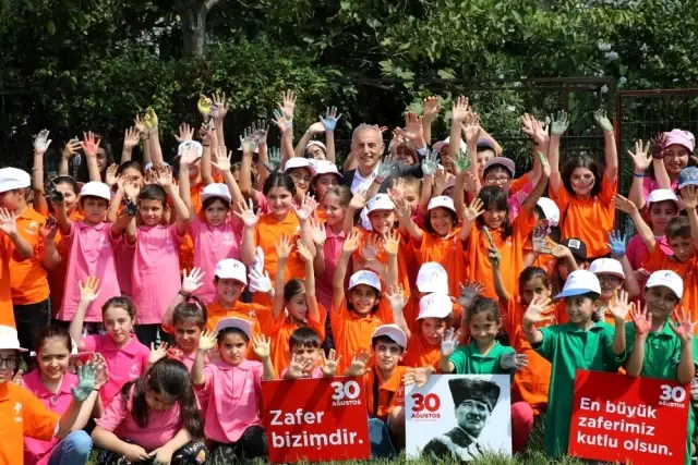 Küçükçekmece'de 97. yılına özel 97 metre uzunluğunda dev resim etkinliği