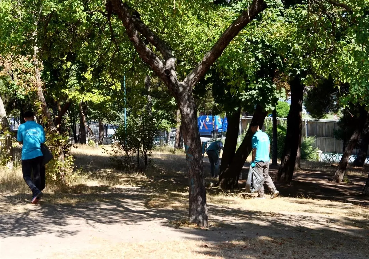 Kütahya'da yükümlü ve hükümlüler parkları temizledi