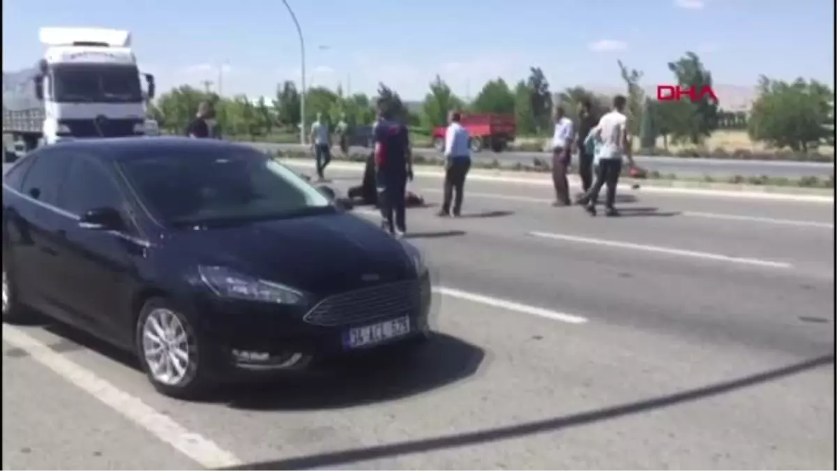 Otomobil, yayalara çaptı: 2 yaralı