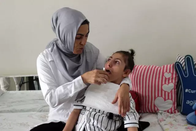 (Özel) Minik Zülal'in yaşama tutunması için 600 bin lira gerekiyor (Özel) Minik Zülal'in yaşama tutunması için 600 bin lira gerekiyor