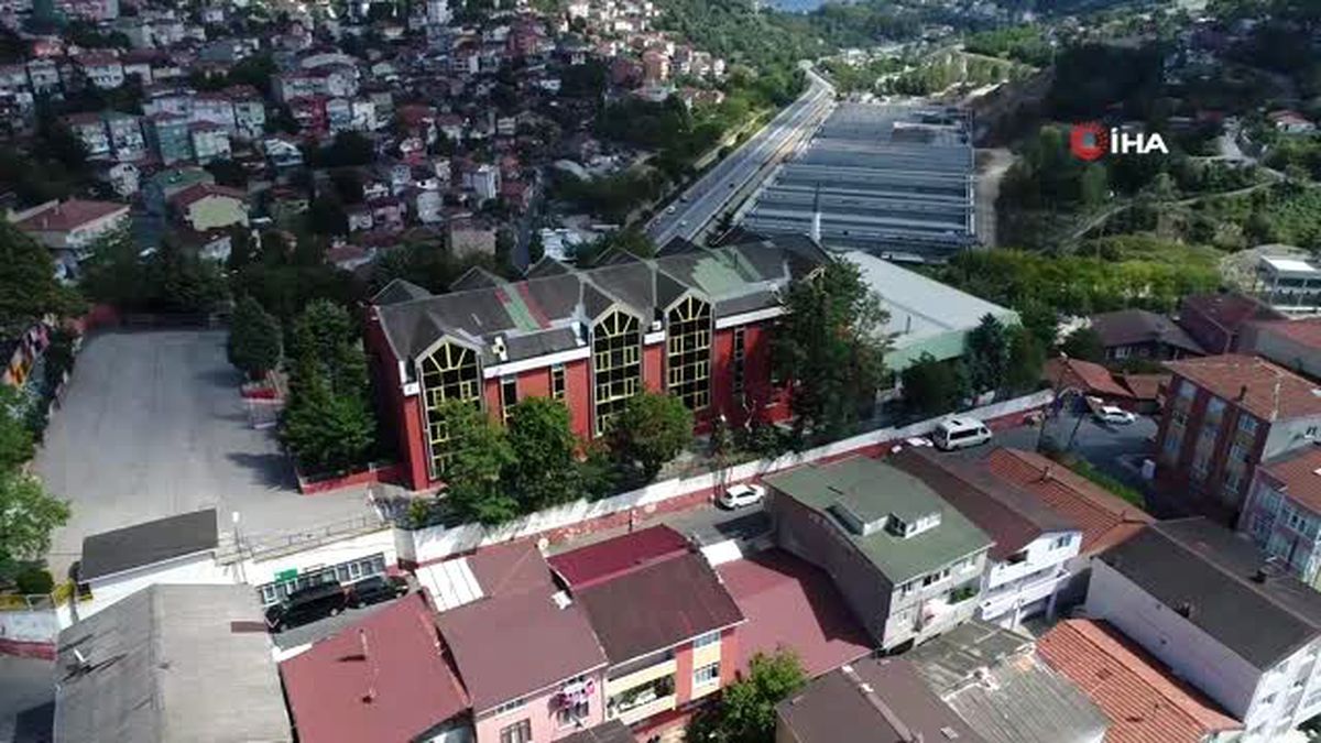 Sarıyer'de deprem riski nedeniyle kapatılan okul havadan görüntülendi