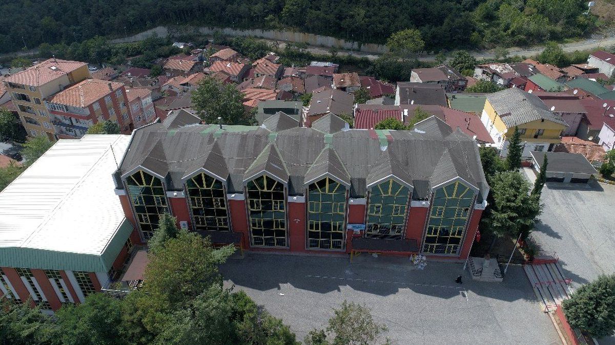 Sarıyer'de risk nedeniyle kapatılan okul havadan görüntülendi