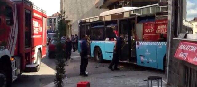 Son dakika: Gaziosmanpaşa'da kontrolden çıkan halk otobüsü bir evin duvarına çarptı