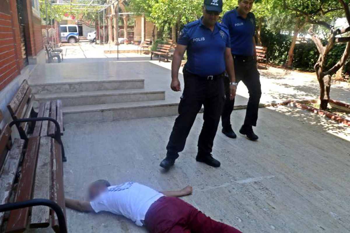 'Uyan Şükrü' Operasyonu! Kolonya içip cami bahçesinde sızan adamı kimse uyandıramadı