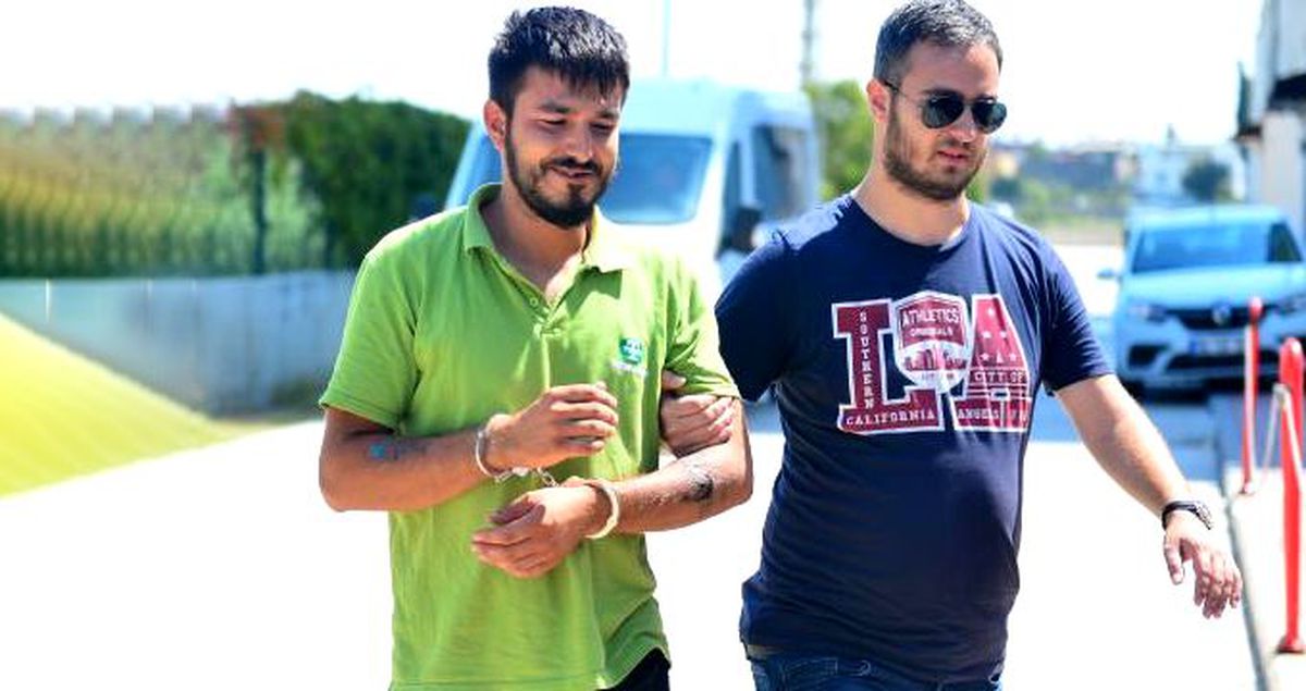 Adana'da, gözaltına alınan torbacıdan gazeteciye: Çek dayı, alem yakışıklı görsün