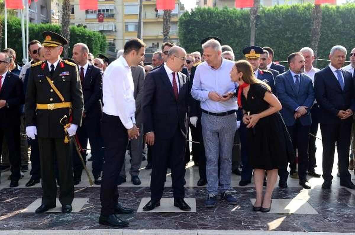 Adana'daki 30 Ağustos Zafer Bayramı töreninde çelenk sunma krizi yaşandı