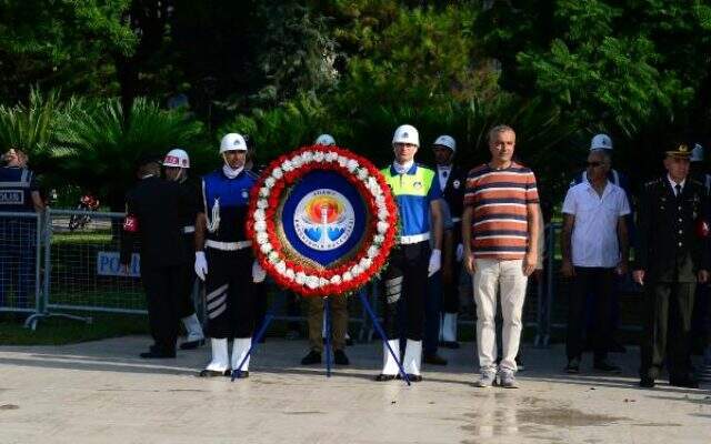 Adana'da zafer bayramı töreninde çelenk krizi
