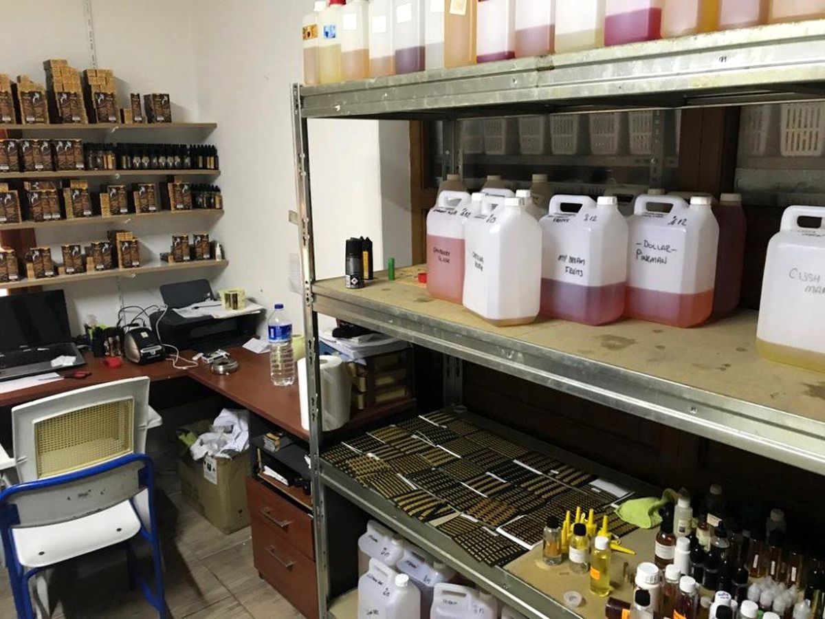 Antalya'da kaçak elektronik sigara imalathanesi ele geçirildi
