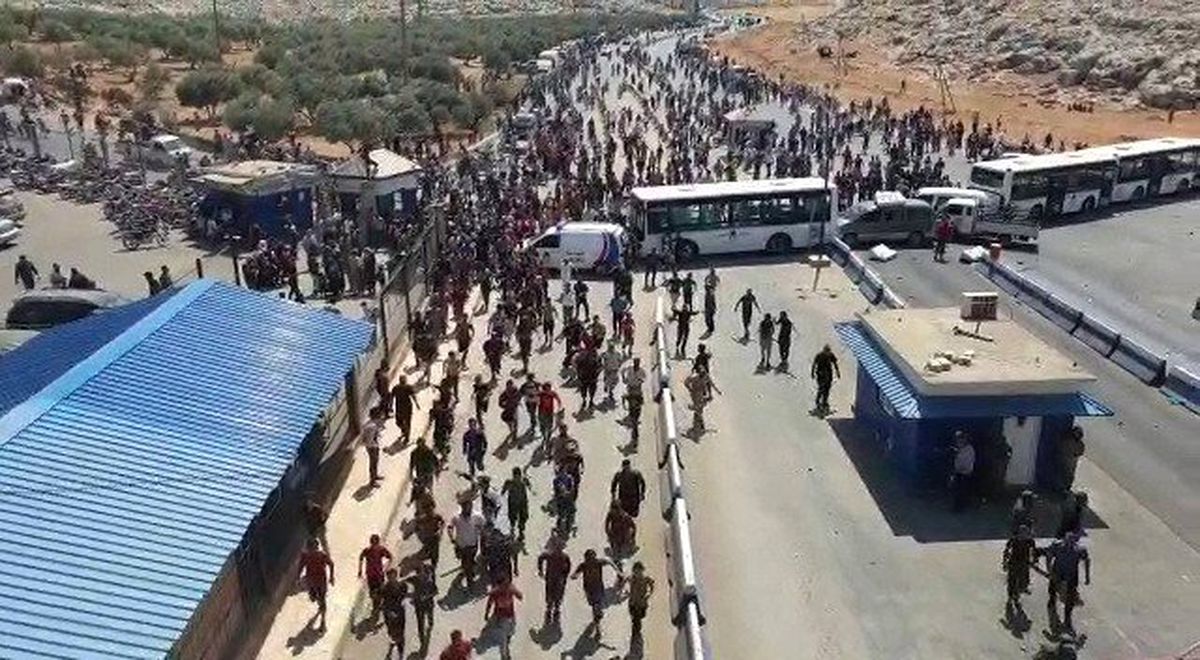 Bombalardan kaçan binlerce Suriyeli, Türkiye sınırına dayandı