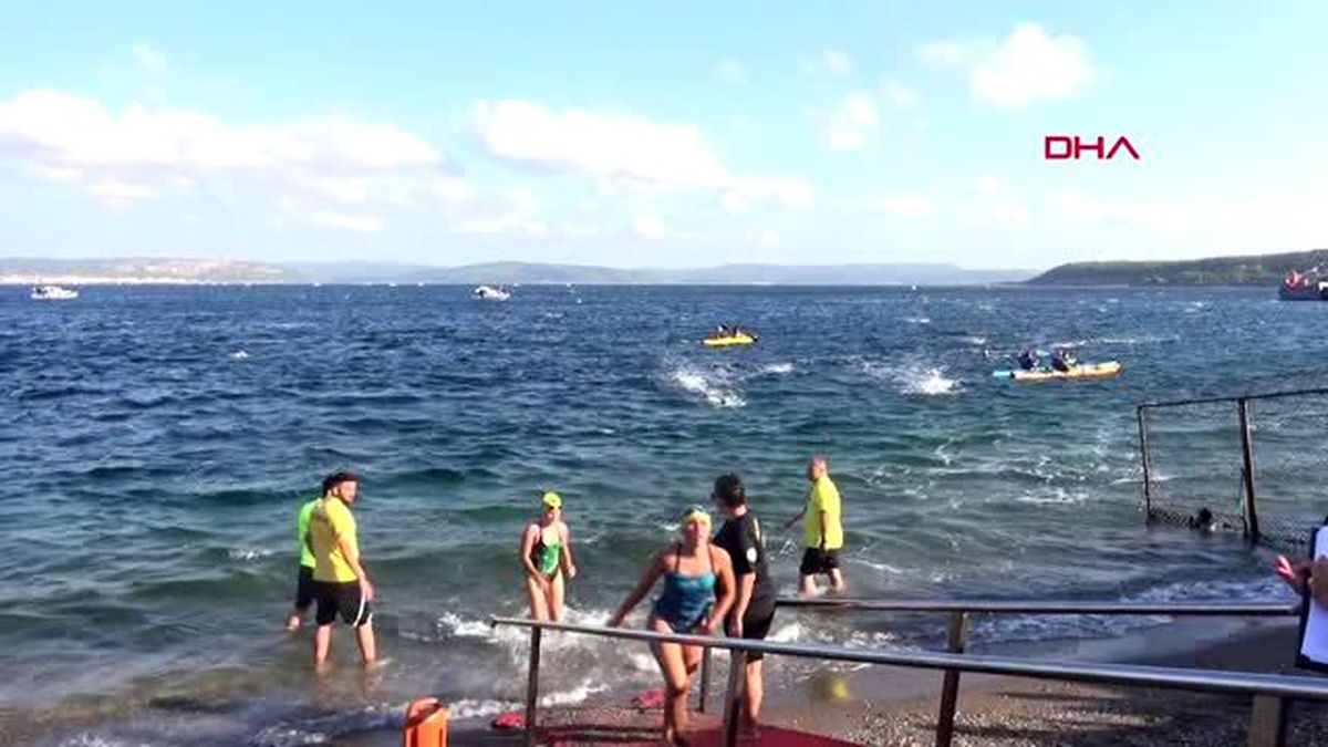 Çanakkale zafer bayramı'nda çanakkale boğazı'nda yüzme yarışması