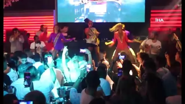 Demet Akalın Bodrum'da güneş gözlükleriyle sahne aldı Demet Akalın Bodrum'da güneş gözlükleriyle sahne aldı
