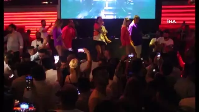 Demet Akalın Bodrum'da güneş gözlükleriyle sahne aldı Demet Akalın Bodrum'da güneş gözlükleriyle sahne aldı
