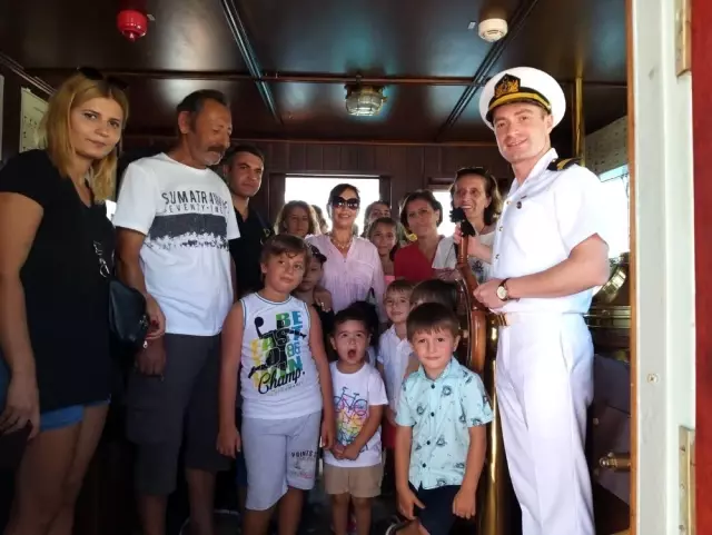 Erdek'te askeri gemiler vatandaşların ziyaretine açıldı Erdek'te askeri gemiler vatandaşların ziyaretine açıldı