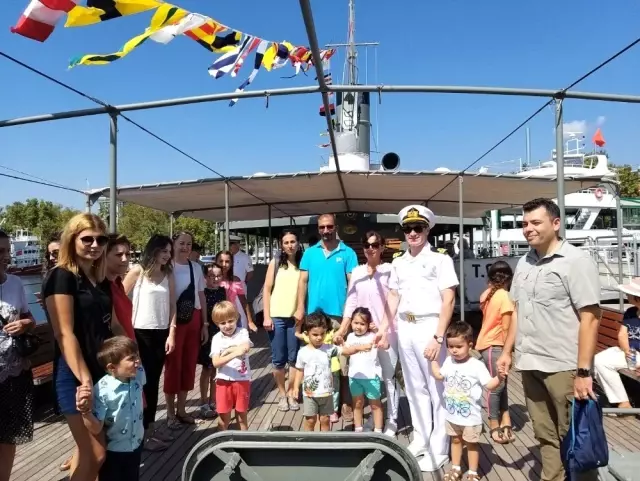 Erdek'te askeri gemiler vatandaşların ziyaretine açıldı Erdek'te askeri gemiler vatandaşların ziyaretine açıldı
