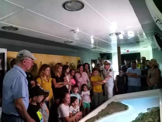 Erdek'te askeri gemiler vatandaşların ziyaretine açıldı Erdek'te askeri gemiler vatandaşların ziyaretine açıldı