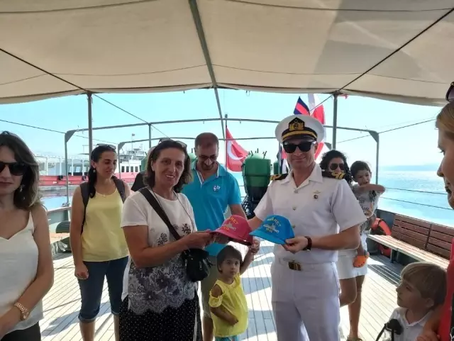 Erdek'te askeri gemiler vatandaşların ziyaretine açıldı Erdek'te askeri gemiler vatandaşların ziyaretine açıldı