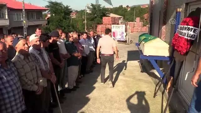 Göçükte hayatını kaybeden Ramazan Katırcı'nın cenazesi defnedildi Göçükte hayatını kaybeden Ramazan Katırcı'nın cenazesi defnedildi