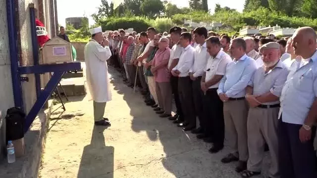 Göçükte hayatını kaybeden Ramazan Katırcı'nın cenazesi defnedildi Göçükte hayatını kaybeden Ramazan Katırcı'nın cenazesi defnedildi