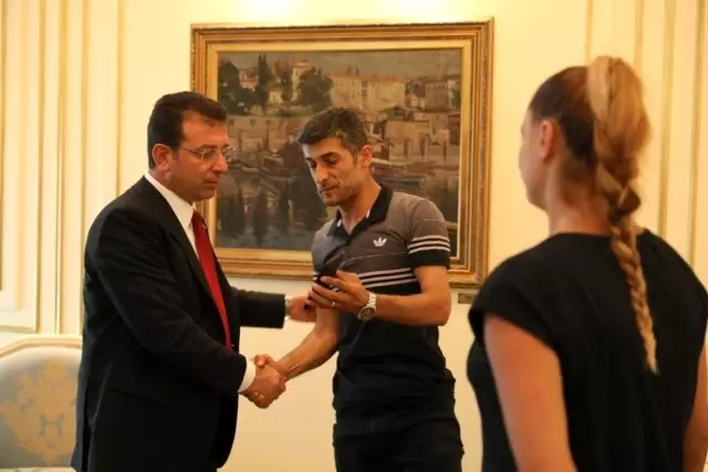 İBB Başkanı Ekrem İmamoğlu işten çıkarılan personelle görüştü İBB Başkanı Ekrem İmamoğlu işten çıkarılan personelle görüştü