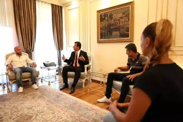 İBB Başkanı Ekrem İmamoğlu işten çıkarılan personelle görüştü İBB Başkanı Ekrem İmamoğlu işten çıkarılan personelle görüştü