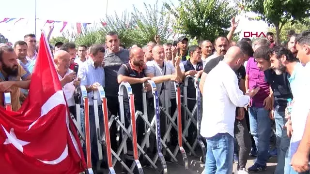İmamoğlu, işten çıkarılan işçilerin temsilcileriyle görüştü: İşinin ehli olan CV bıraksın İmamoğlu, işten çıkarılan işçilerin temsilcileriyle görüştü: İşinin ehli olan CV bıraksın