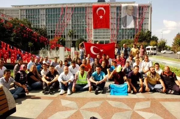 İşten çıkarılan işçilerin ibb önündeki eylemi devam ediyor İşten çıkarılan işçilerin ibb önündeki eylemi devam ediyor
