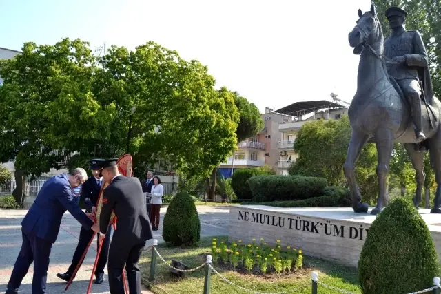 Manisa'nın ilçelerinde 'Zafer Bayramı' kutlamaları Manisa'nın ilçelerinde 'Zafer Bayramı' kutlamaları