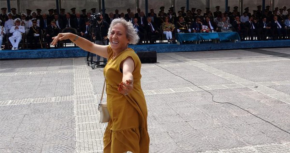 Zafer Bayramı konserinde protokolün önünde oynamaya başlayan kadın herkesi şaşkına çevirdi