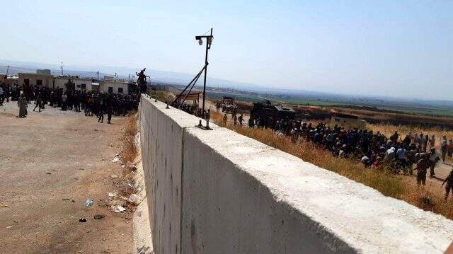Rejimden kaçıp Reyhanlı bölgesindeki sınır hattına dayanan Suriyeliler için bölgeye asker ve polis birlikleri kaydırıldı