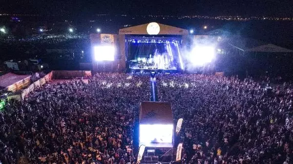 Rock festivali'nde halk müziği geçidi Rock festivali'nde halk müziği geçidi