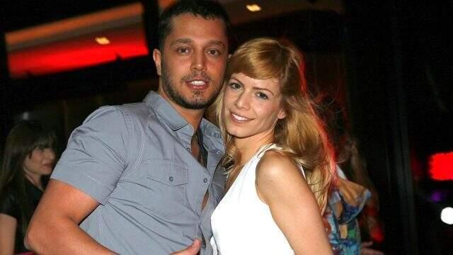 Sevgilisinin kucağına atlayıp dudağından öpen Eliz Sakuçoğlu'na büyük tepki!