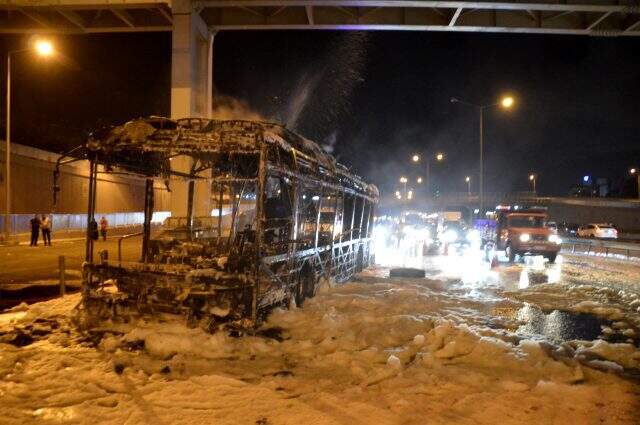 Seyir halindeki halk otobüsünün küle döndüğü anlar kamerada