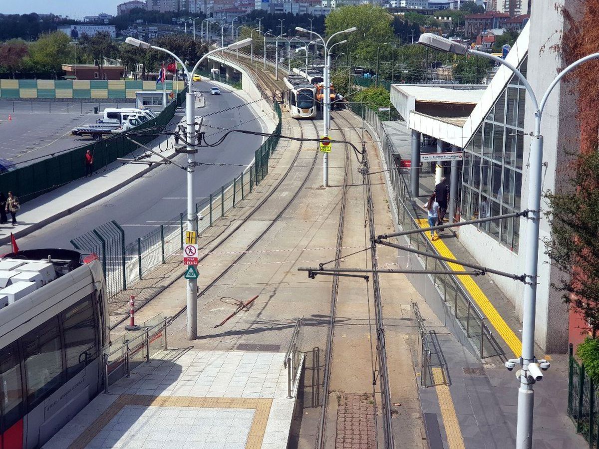 Zeytinburnu'nda tramvay raydan çıktı! Seferler durduruldu