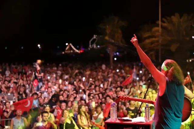 Alanya 30 Ağustos'ta Çelik ile coştu Alanya 30 Ağustos'ta Çelik ile coştu