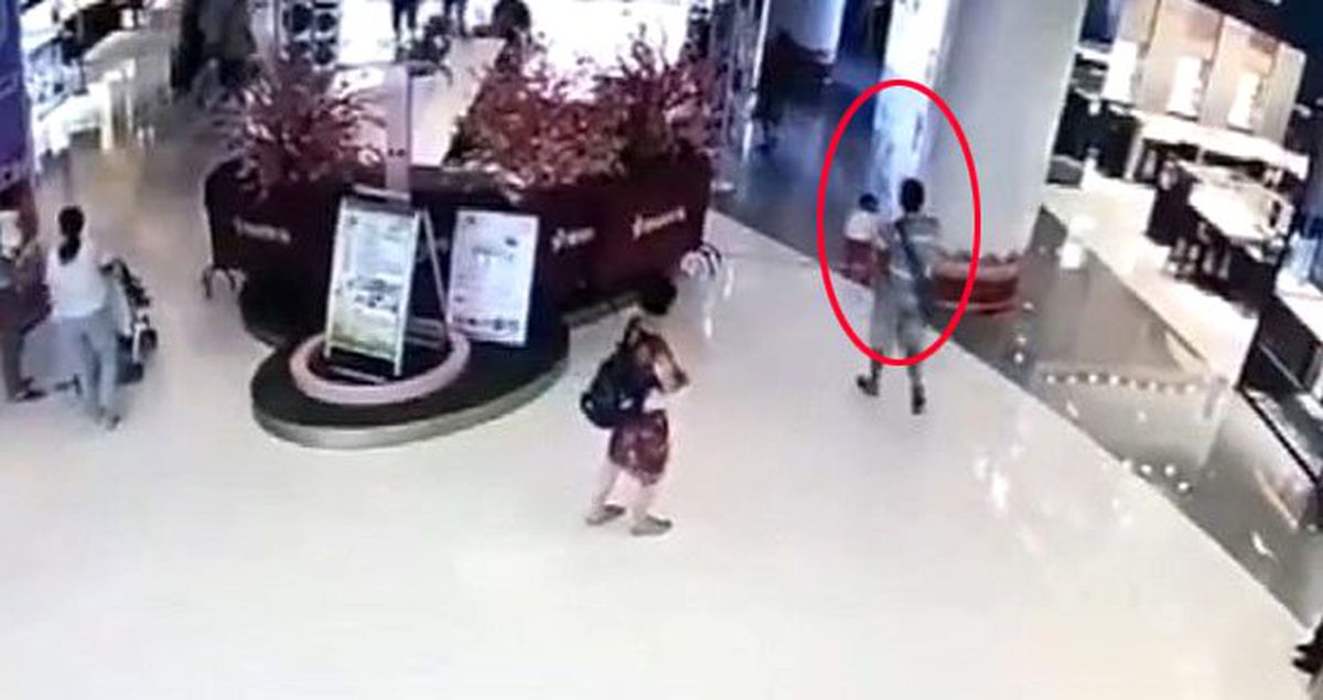 AVM'deki küçük çocuğu attığı tekmeyle havaya uçurdu